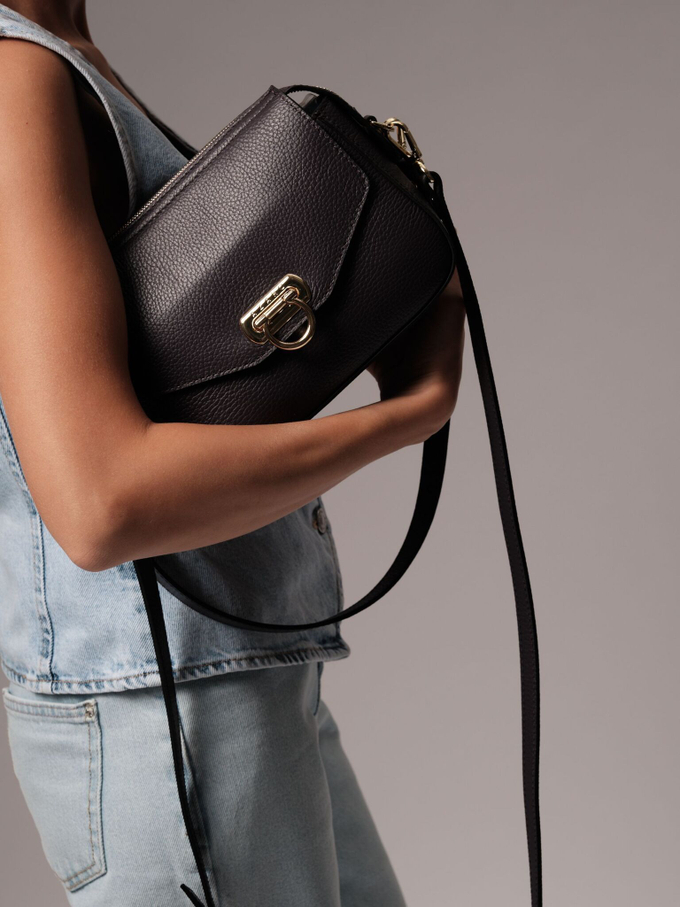 Сумка кожаная через плечо темно-фиолетовая