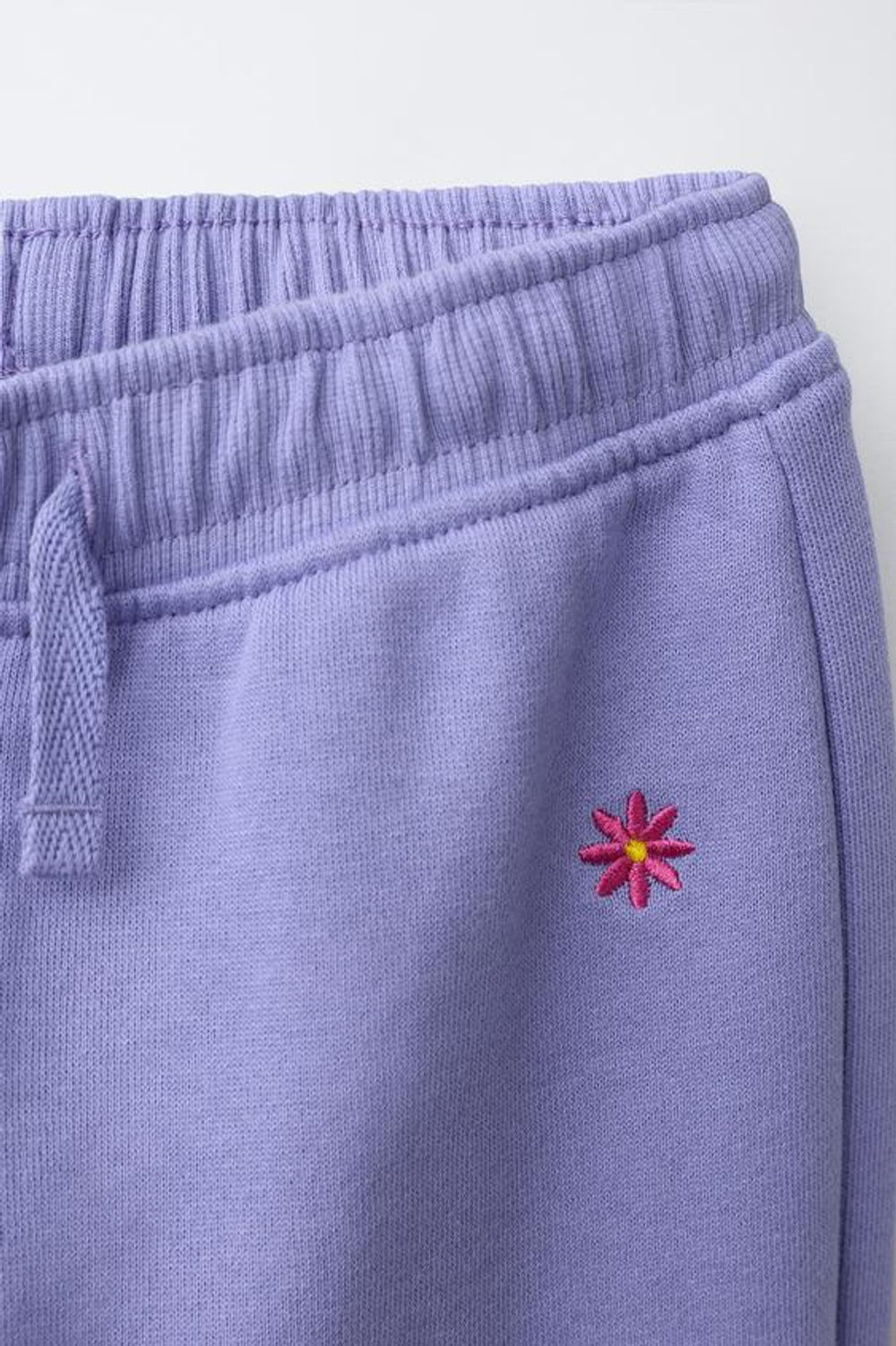 ZARA БРЮКИ ИЗ МЯГКОЙ ТКАНИ С ВЫШИВКОЙ «РОМАШКИ», ЛАВАНДОВО-СИНИЙ