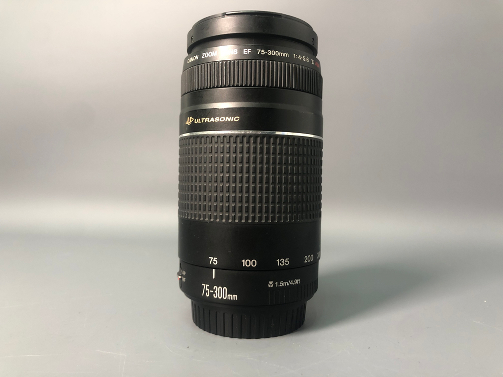 Canon 75-300mm III USM, царапины на верхней линзе.