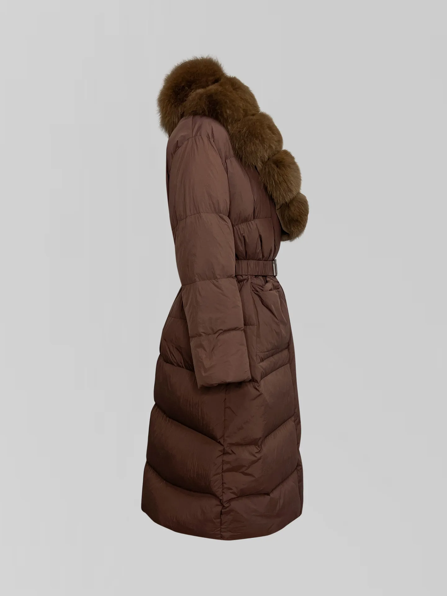 Пуховик 8820 однотонный удлиненный с мехом накладными карманами и поясом