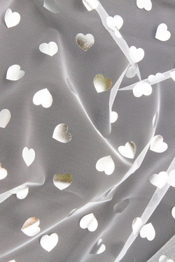 Фатин средней жёсткости фольгированный белый с серебристыми сердечками метражом