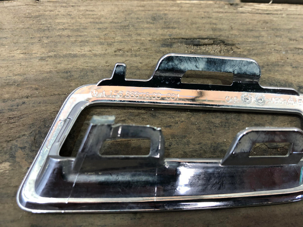 Накладка решетки радиатора Mercedes GLA (X156) 17-21 Б/У Оригинал A1568881600