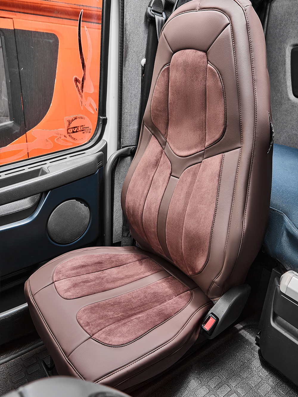 Чехлы Люкс VOLVO FH-13 после 2018 года: водитель от сиденья, пассажир от стойки кабины (один вырез под ремень) (экокожа, коричневый, коричневая вставка)