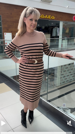 Трикотажное  платье в полоску в цвете карамель