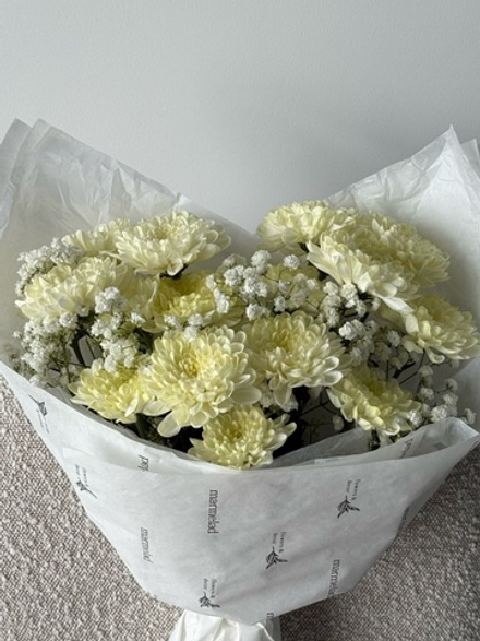 Букет из хризантемы и гипсофилы