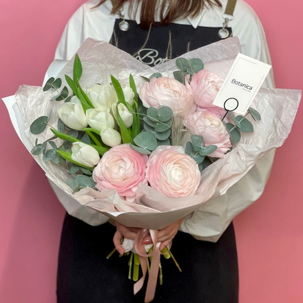 Авторский букет с пятью ранункулусами, семью тюльпанами и эвкалиптом 80220262