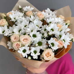 Букет из белой кустовой хризантемы и кустовых роз