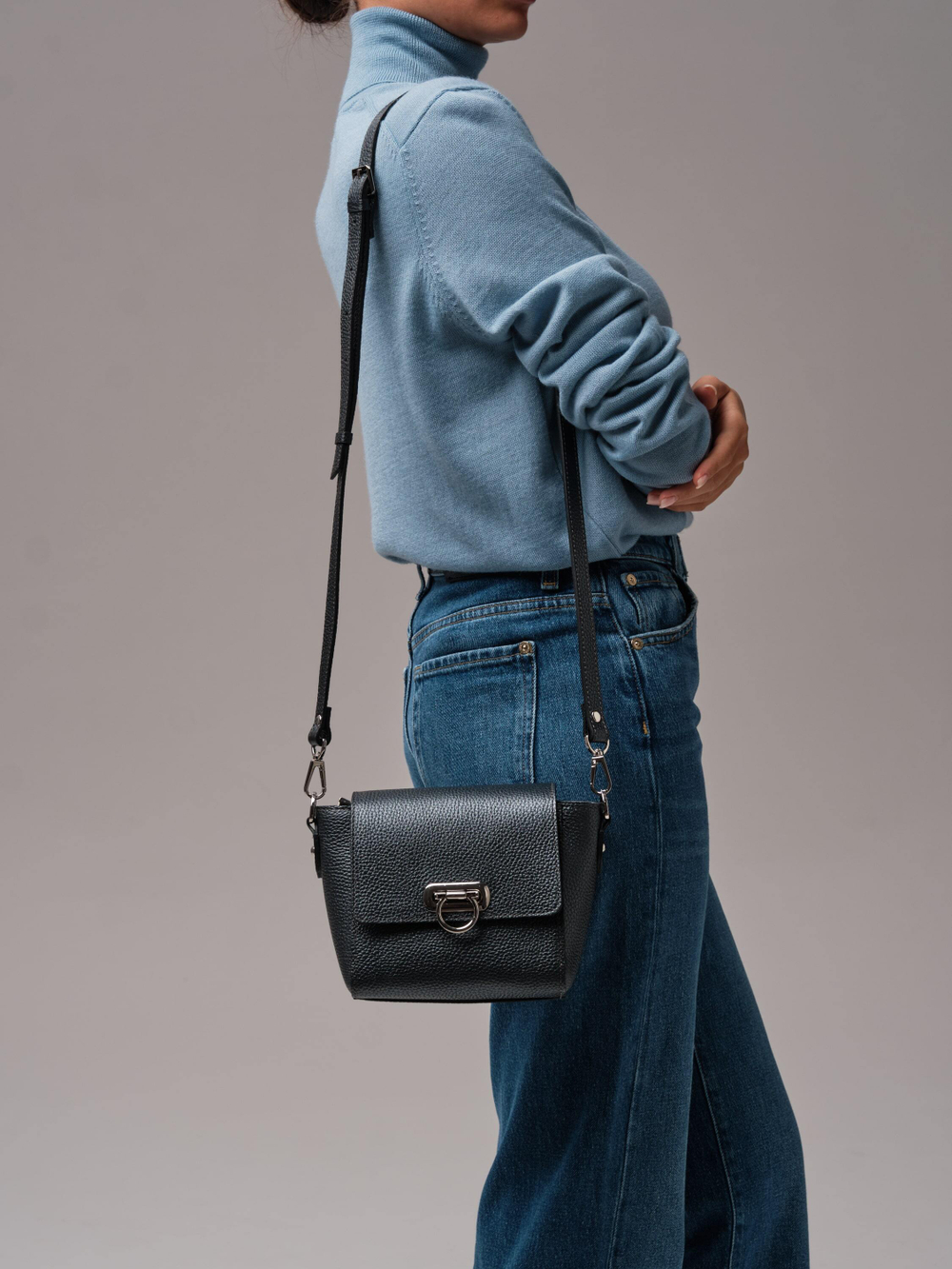 Сумка кожаная через плечо черный металлик