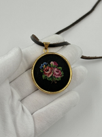 Кулон с микро вышивкой petit point