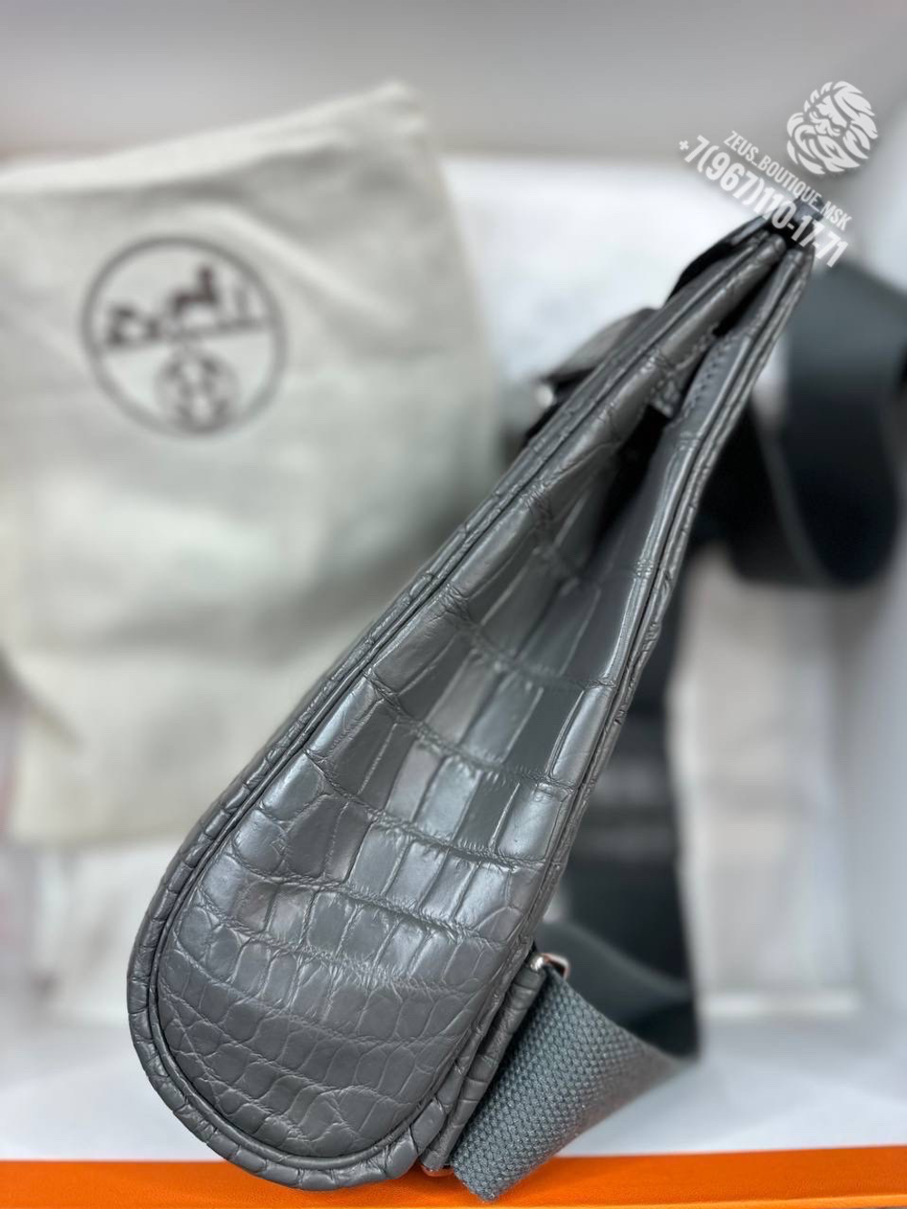 Нагрудная сумка-слинг Hermes из кожи крокодила