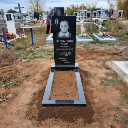 Гранитный памятник с цветником и оформлением