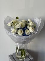 Букет из гортензии, георгин, одноголовых роз и диантусов