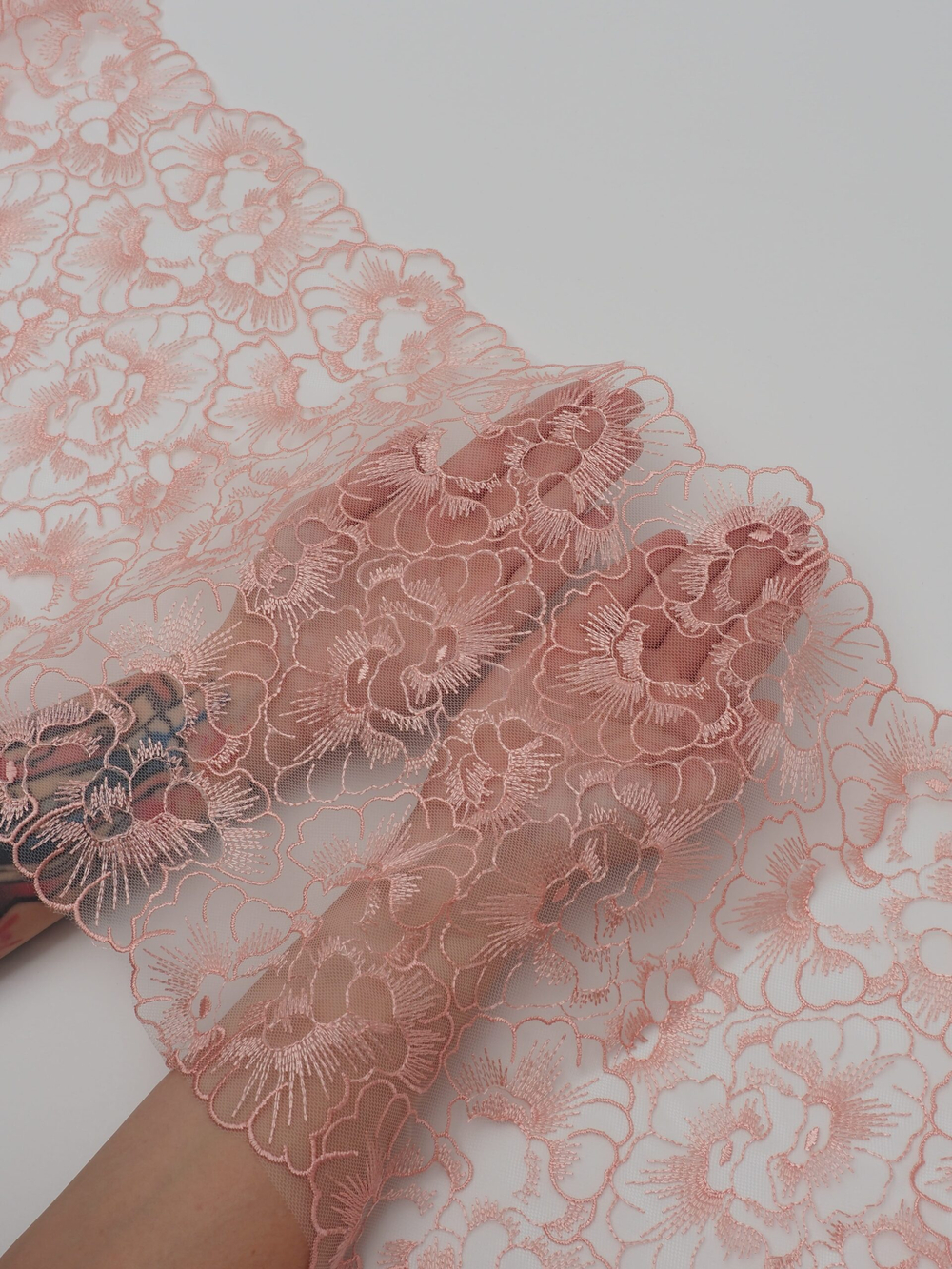 Вышивка на сетке коралловый миндаль неэластичная ширина 28 см ОТРЕЗ с грязью