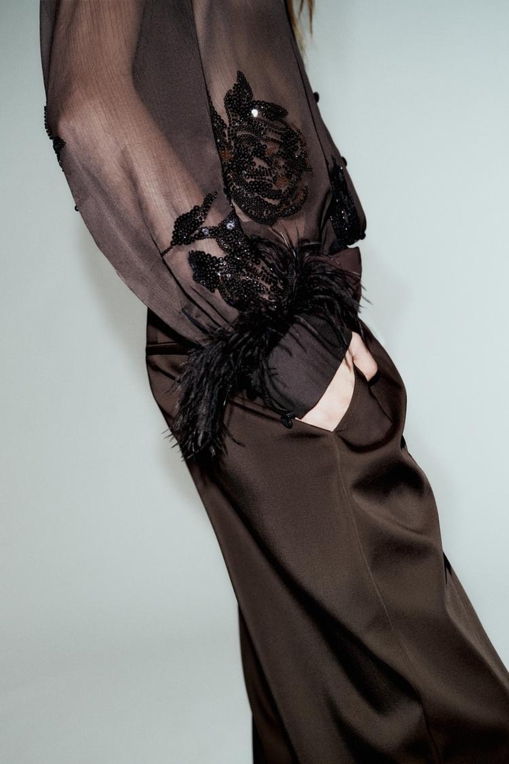 ZARA ПОЛУПРОЗРАЧНАЯ БЛУЗКА С ПАЙЕТКАМИ И ПЕРЬЯМИ, КОРИЧНЕВЫЙ