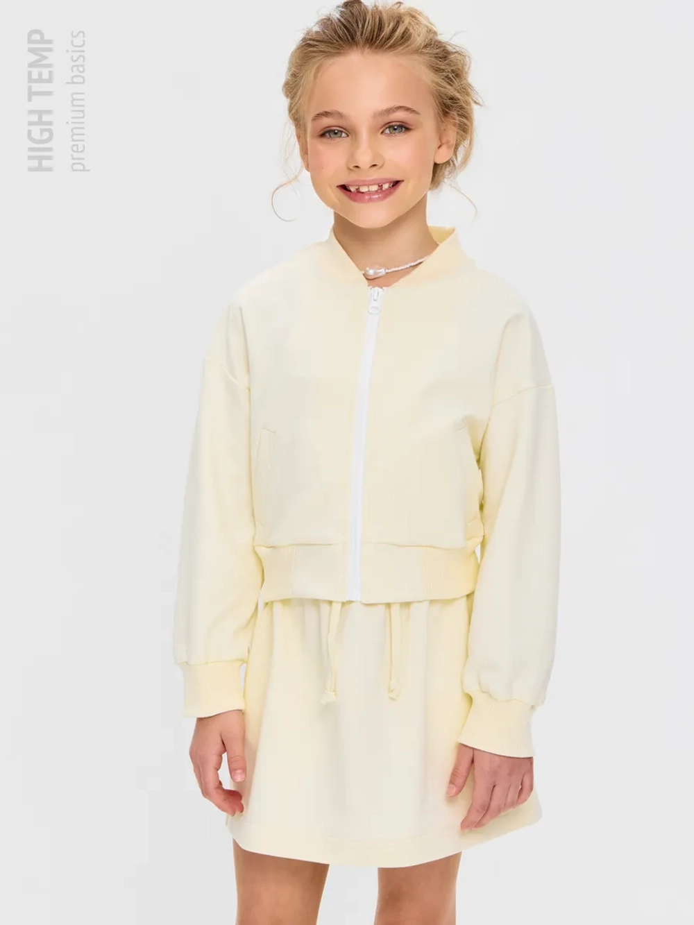 Укороченный бомбер из футера на молнии