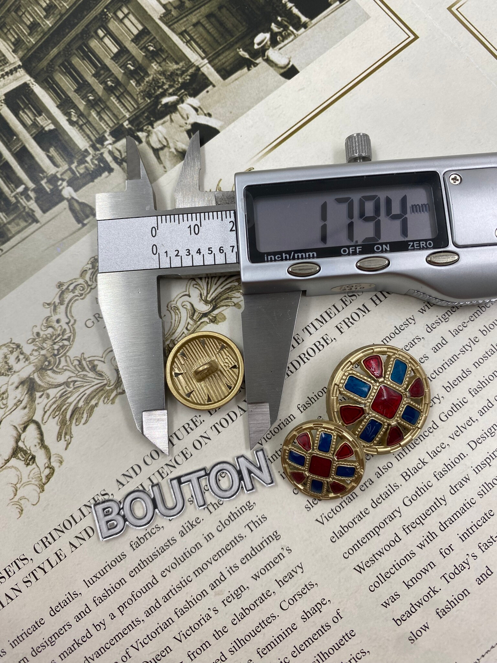 Пуговицы матовое золото с синей и красной эмалью