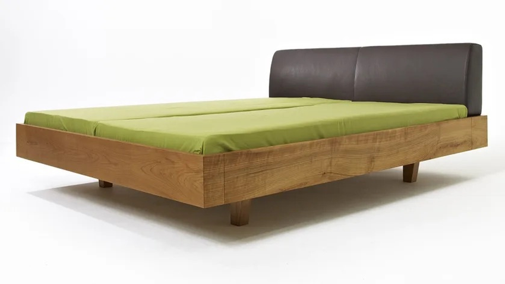 Кровать из массива дерева