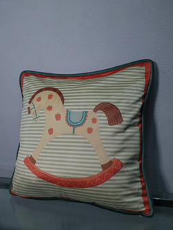 Подушка бархатная с деревянными лошадками