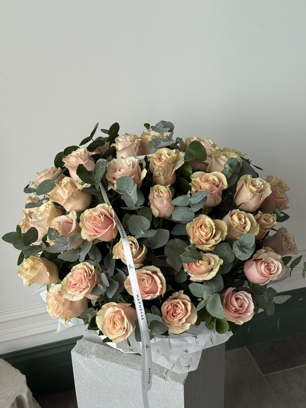 Цветочная корзина из роз и эвкалипта размер L