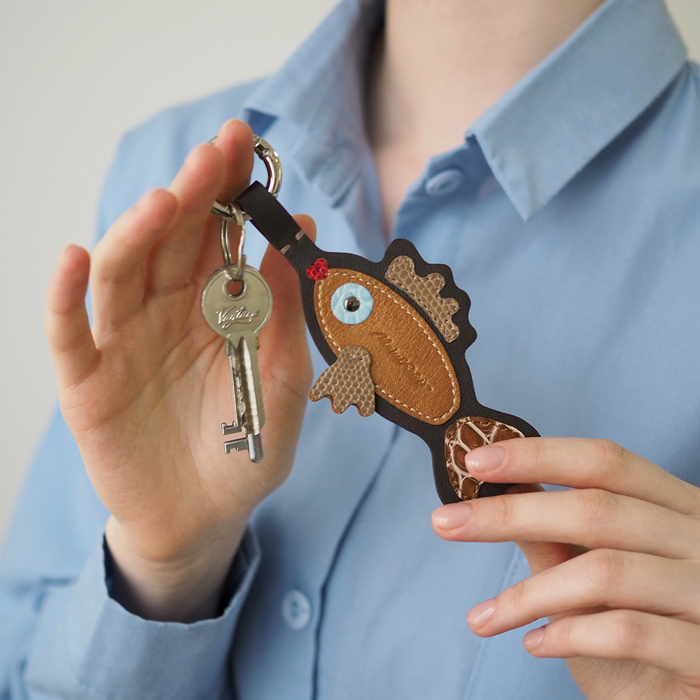 Брелок Poisson из кожи теленка темно-коричневого цвета