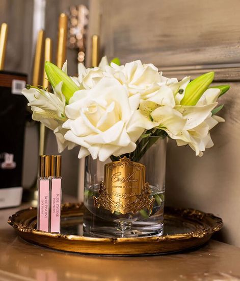 Лилии и розы цвета шампань в прозрачной вазе, Cote Noire