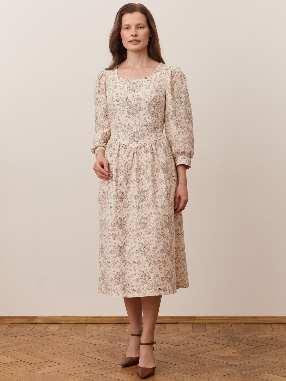 Платье с вырезом-сердечко