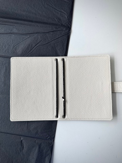 Обложка мидори В6 без карманов на хлястике, кремовый флотер