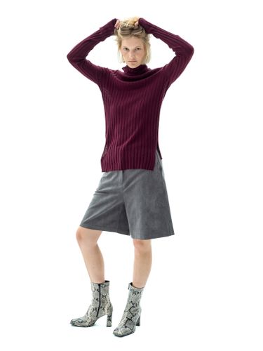 Бордовая водолазка в рубчик