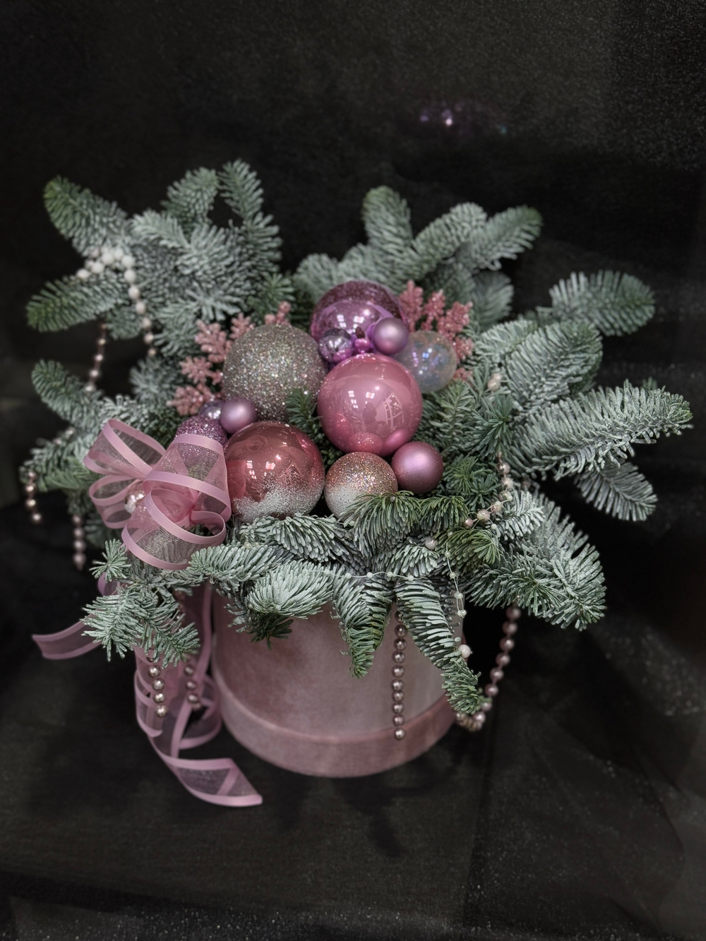 Композиция из живого нобилиса в бархатной шляпной коробке пудрового оттенка