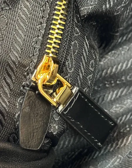 Кожаная большая сумка Prada Bonnie