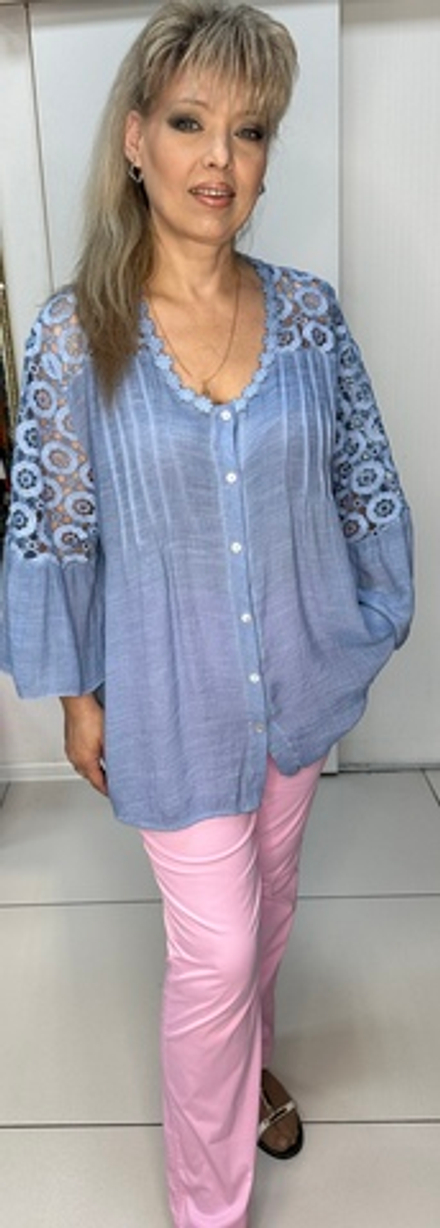 Голубая ажурная туника на пуговицах