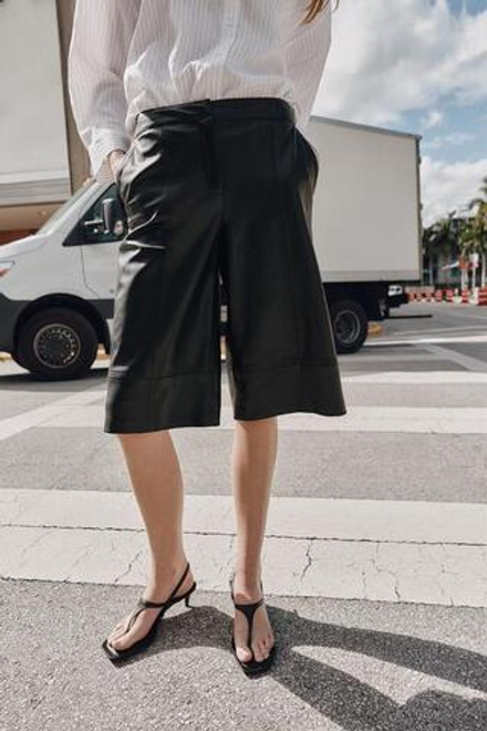 ZARA ДЛИННЫЕ БЕРМУДЫ ИЗ ИСКУССТВЕННОЙ КОЖИ, ЧЕРНЫЙ