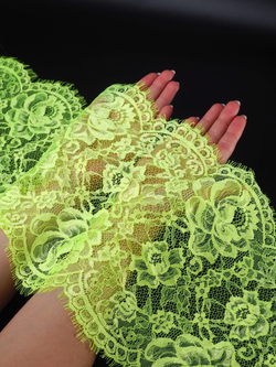 Кружево шантильи лимон-лайм неоновое неэластичное ширина 22 см длина 1.45 м