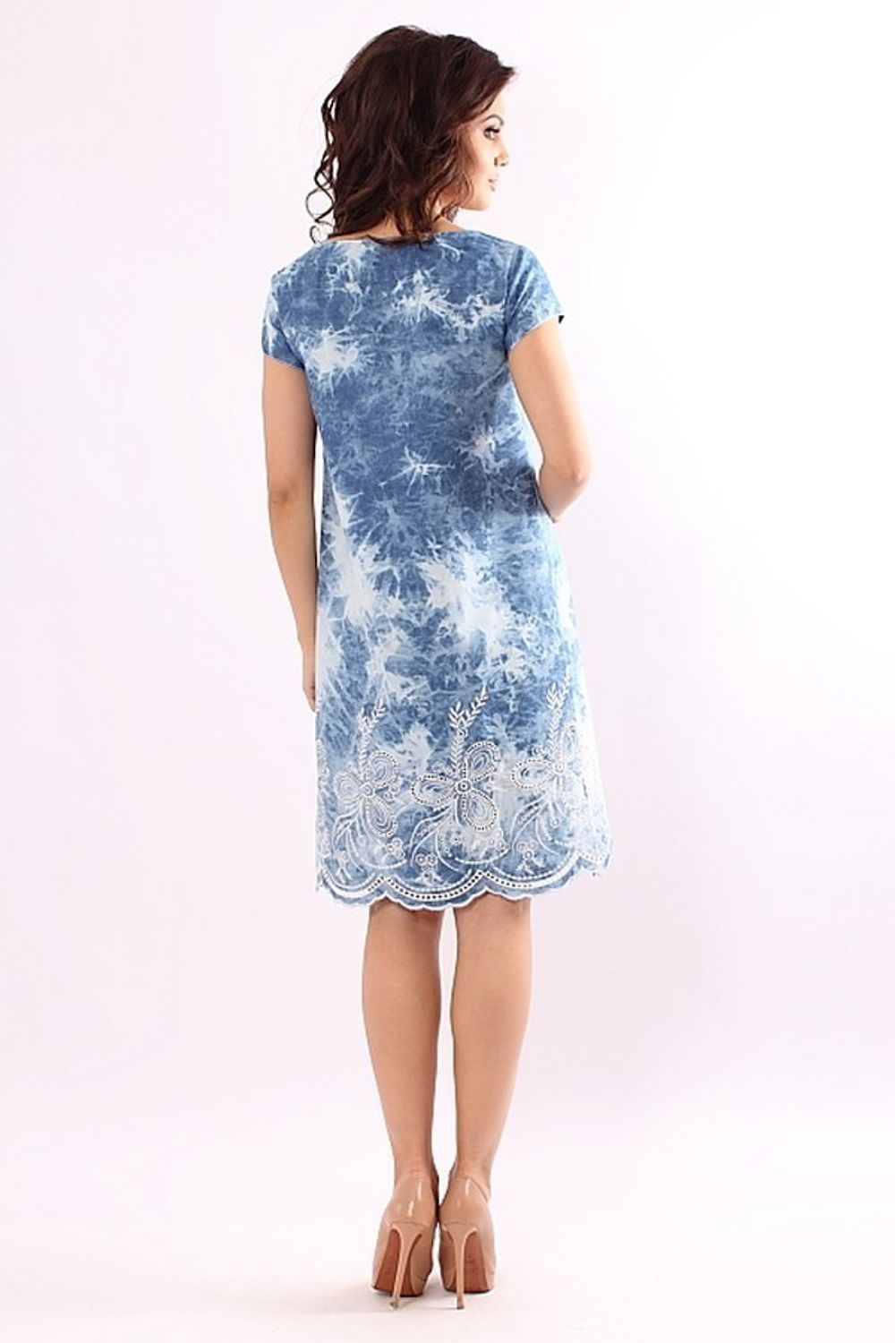 Платье из вареной джинсы с вышивкой трапецевидного силуэта