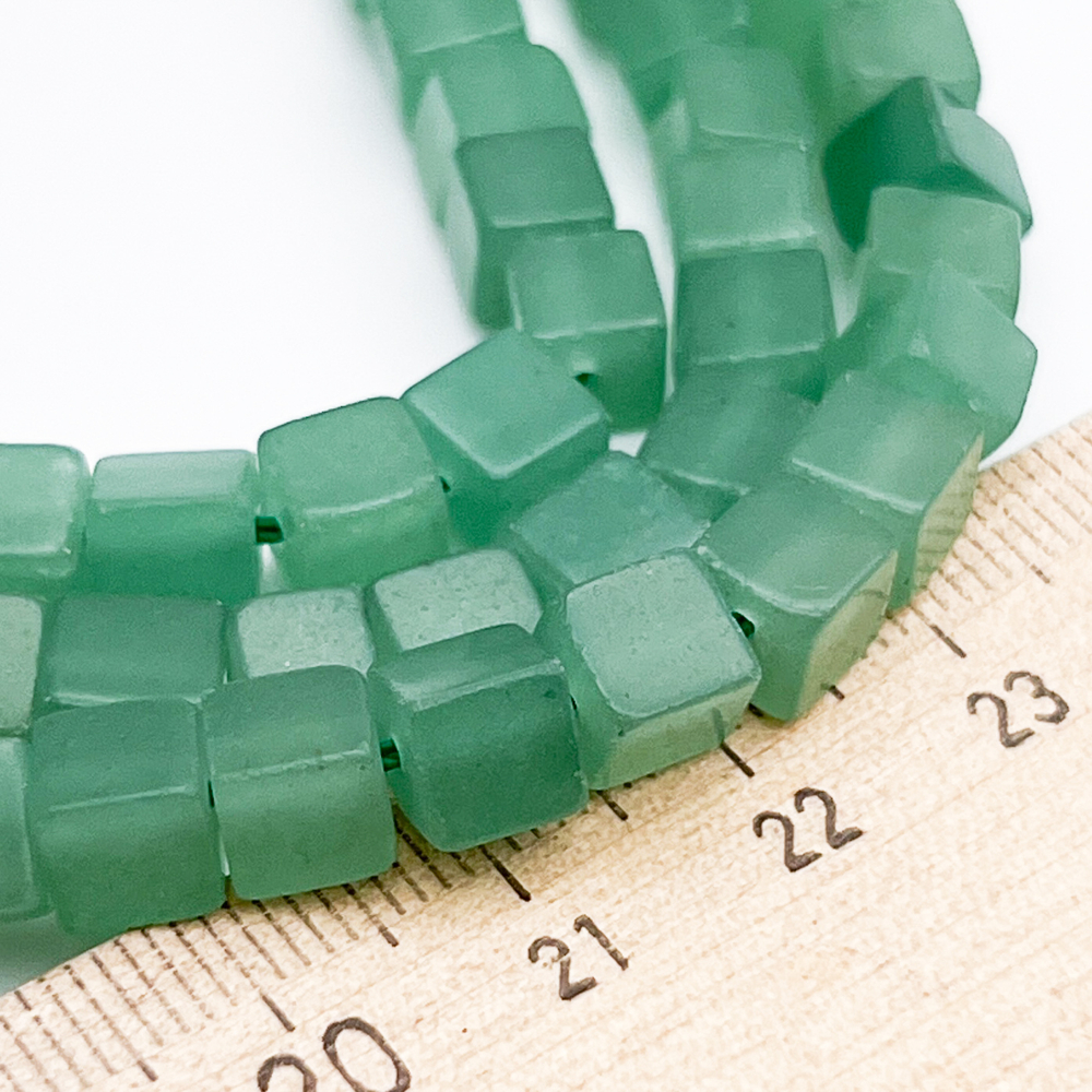 Авантюрин, куб, размер около 6 мм, цена за 14-15 шт (1/4 нити)