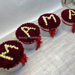 Надпись мама из 500шт роз в 4х шляпных коробках