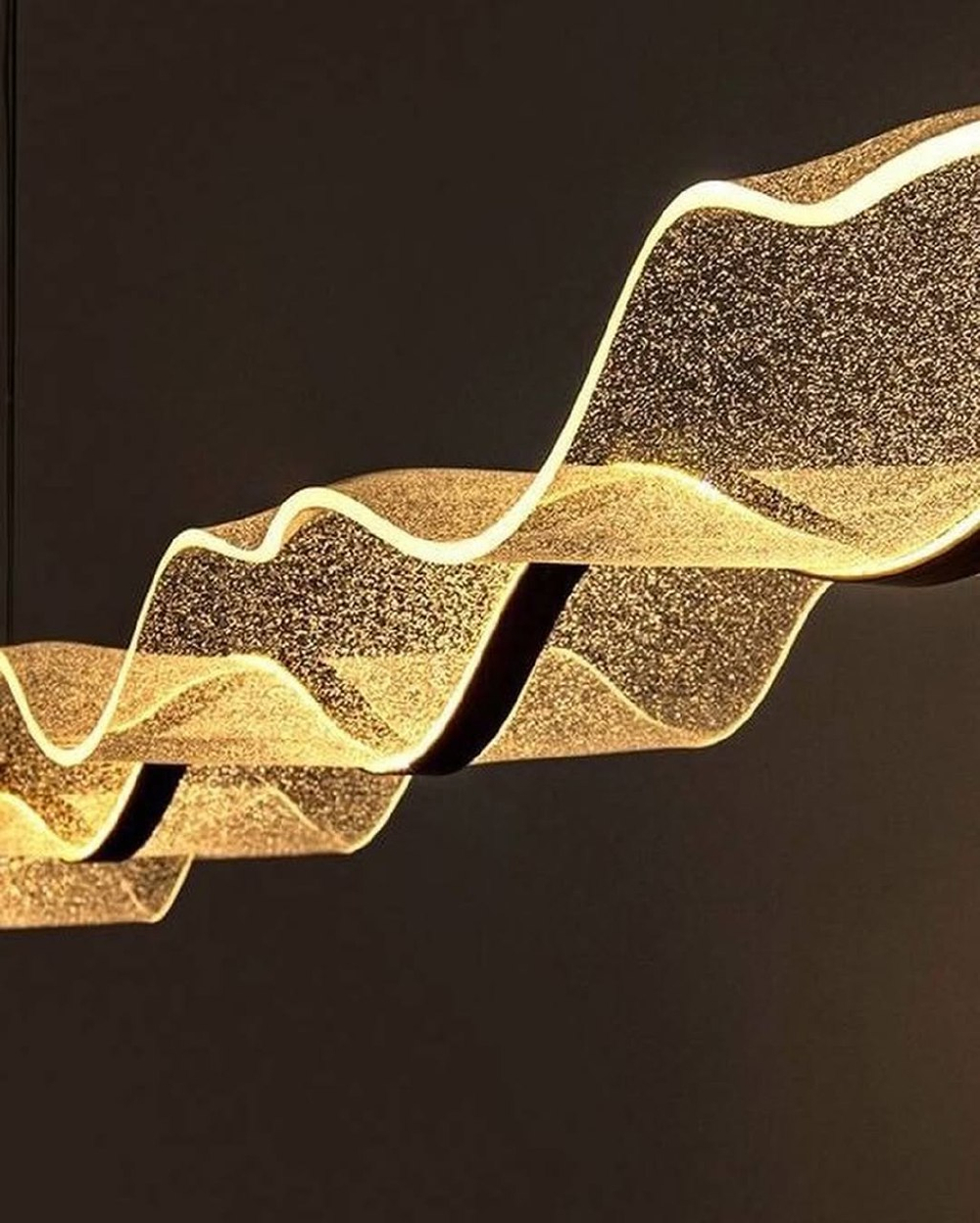 Эффектная подвесная люстра в форме волны