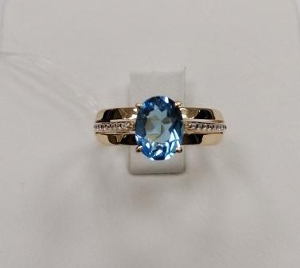 Кольцо из золота с топазами