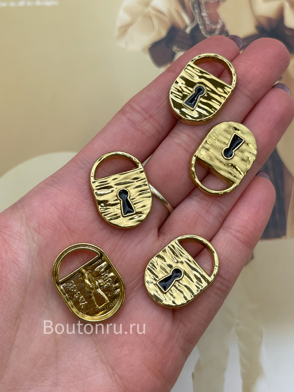 Пуговицы Скиапар. золотистые с черной эмалью "Замочек"