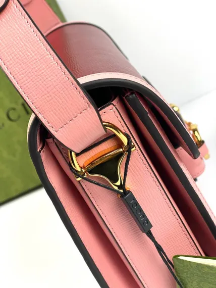Маленькая сумка на плечо Gucci Horsebit 1955 розовый/темно-красный