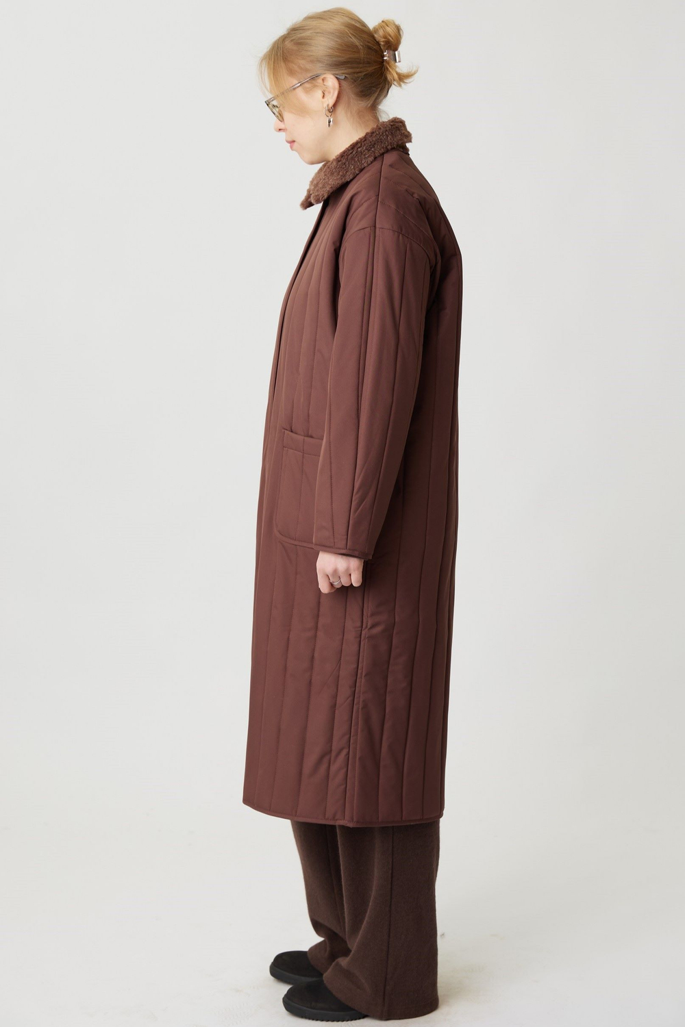 Стеганое пальто коричневого цвета