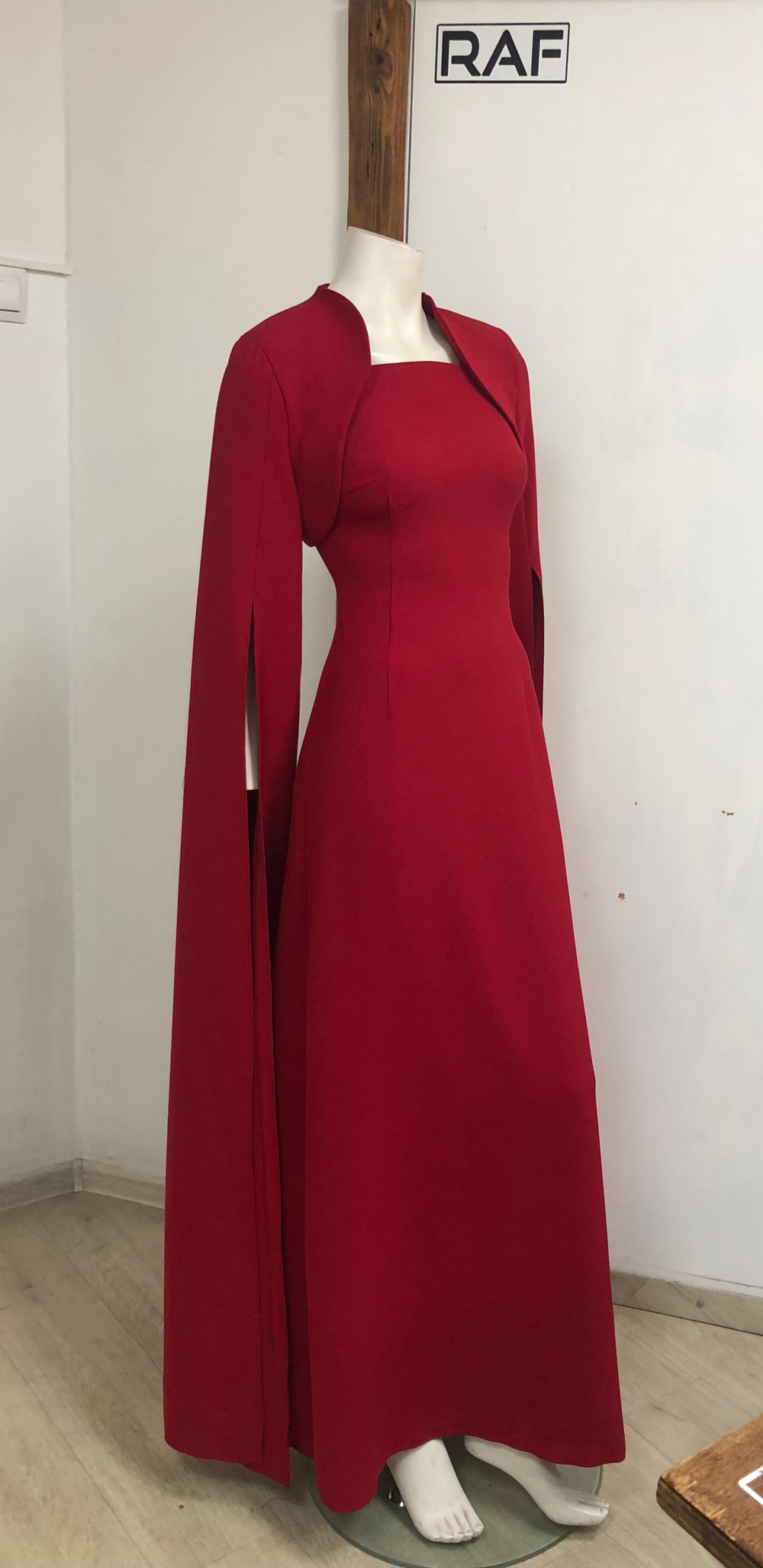 Платье на выпускной длиной в пол бордовое с болеро ( длинный рукав )