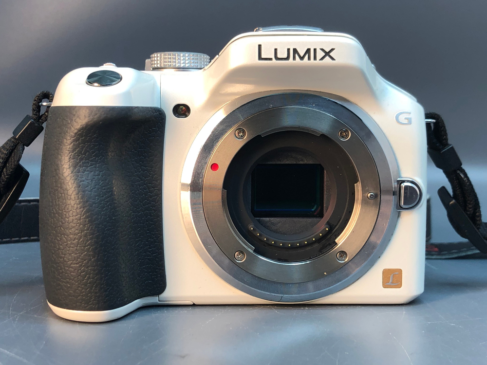 Panasonic DMC-G5 Kit 14-42mm, внизу след от штатива