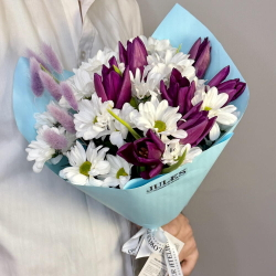 «Пурпурная дымка» букет из ромашек и тюльпанов