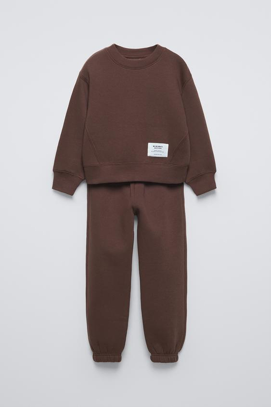ZARA КОМПЛЕКТ ИЗ ТОЛСТОВКИ И ДЖОГГЕРОВ С НАШИВКОЙ, КОРИЧНЕВЫЙ
