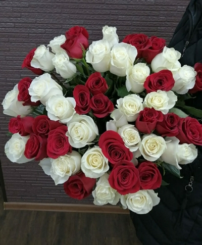 45 красно белых роз, высота 60 см