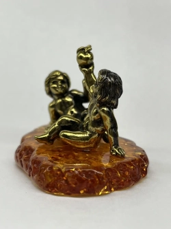 Бронзовая статуэтка на янтаре