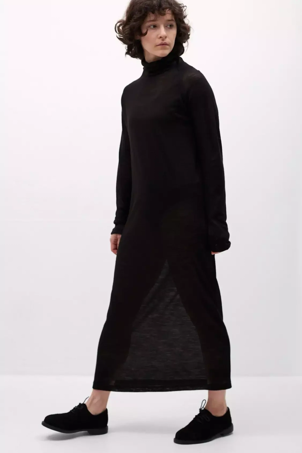 Платье из трикотажа со стойкой черного цвета с поясом