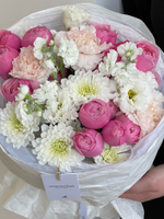 Букет из кустовой пионовидной розы, маттиолы, хризантемы и розовых диантусов