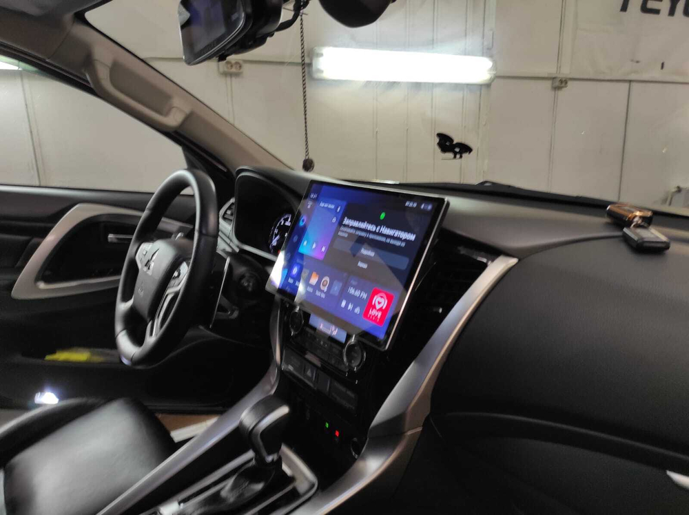Магнитола для Mitsubishi L200 2015-2019 (климат), Pajero Sport 3 2016-2023 (МКПП), FIAT Fullback - Teyes CC3-2K-360 монитор 13" 2K QLED на Android 10, 6Гб+128Гб, CarPlay, 4G SIM-слот, 4 камеры в комплекте